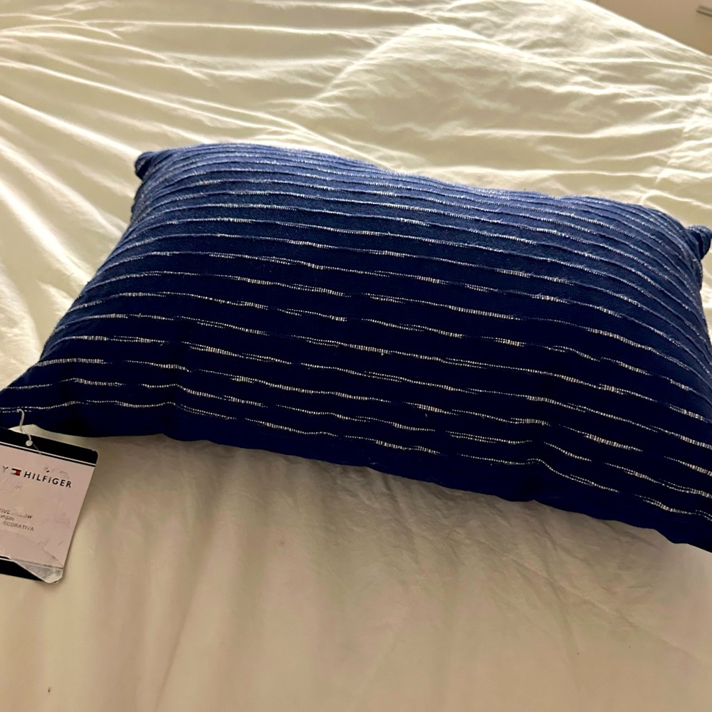 Leilani Woven Slub 12" X 18" Decorative Pillow . Original price 85$